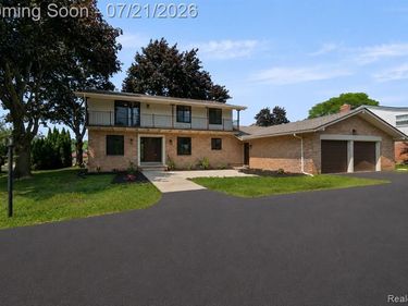 4696 Walnut Lake Road, Bloomfield Hills, MI 48301