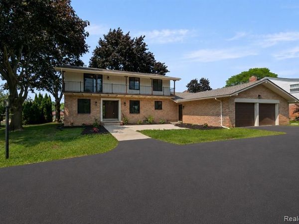 4696 Walnut Lake Road, Bloomfield Hills, MI 48301
