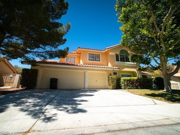 910 HOLLOWBLUFF Avenue, North Las Vegas, NV 89031