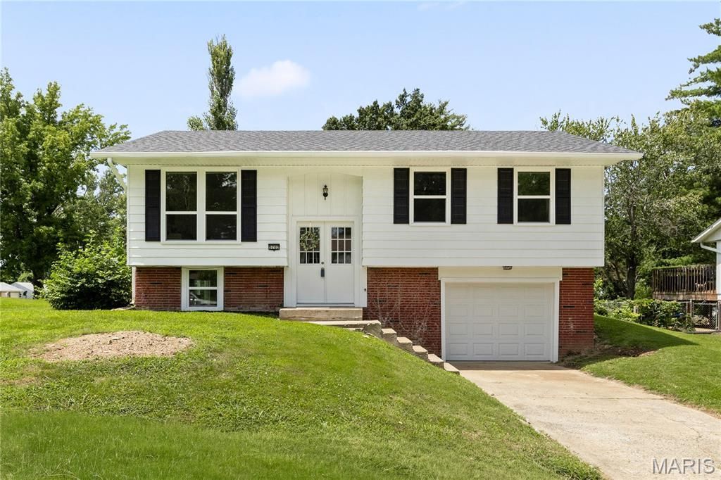 5702 Sir Galahad Lane, Godfrey, IL 62035 Main Photo