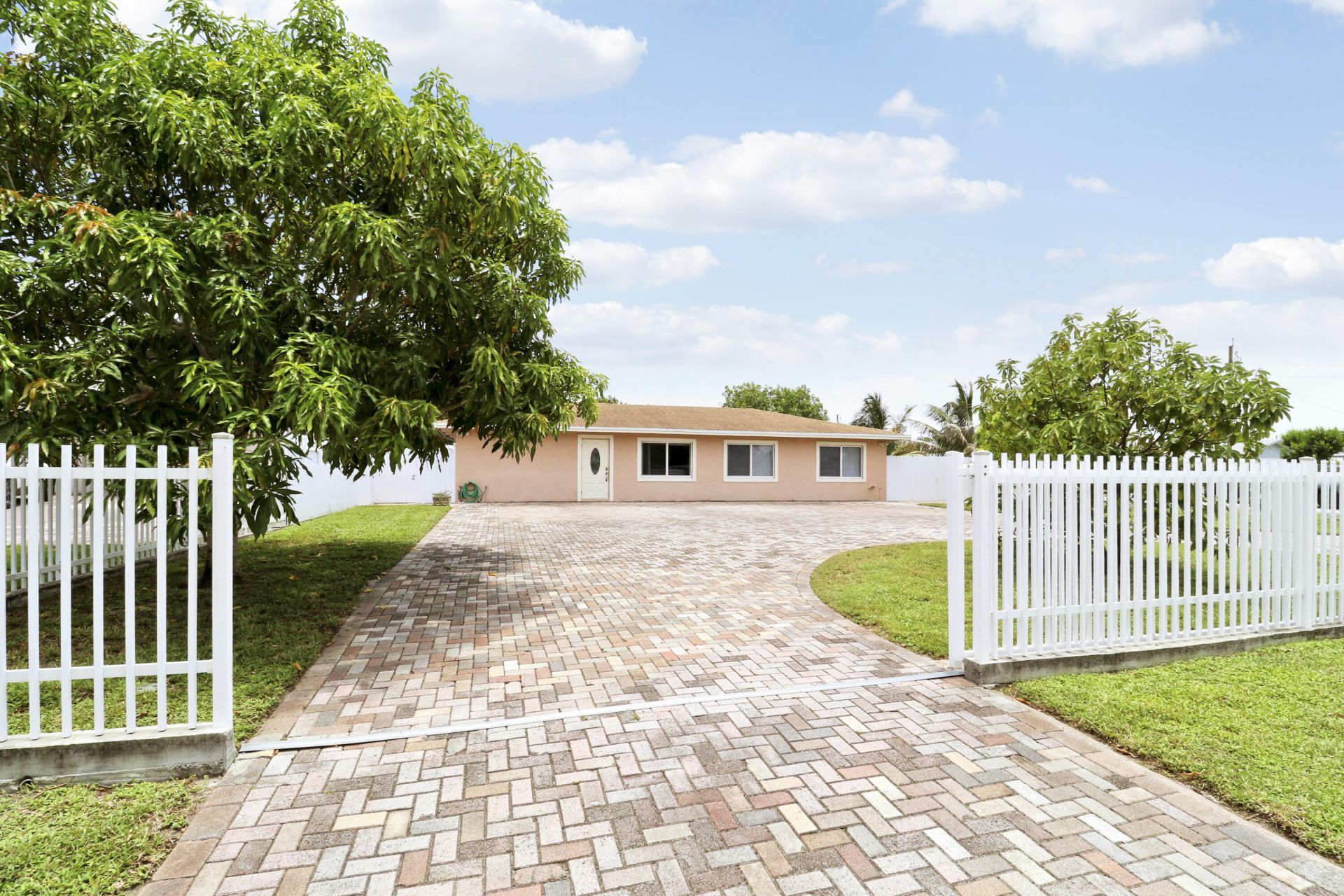 2488 Pineway Drive, West Palm Beach, FL 33415 Photo
