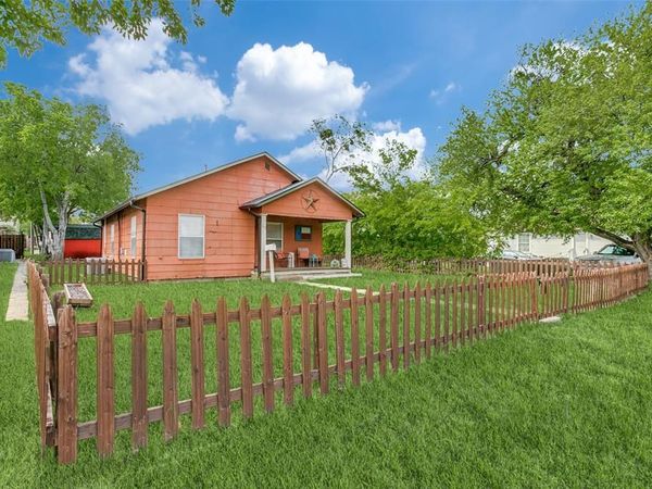 612 E Wall Street, Grapevine, TX 76051