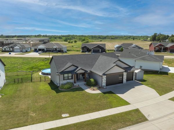 709 Pointer Circle, Center Point, IA 52213