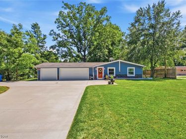 8870 N Spring Valley Park Drive , Chagrin Falls, OH 44023