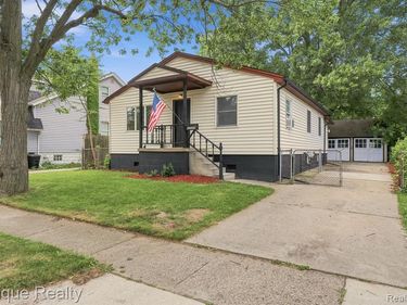 22095 Elmwood Avenue , Eastpointe, MI 48021