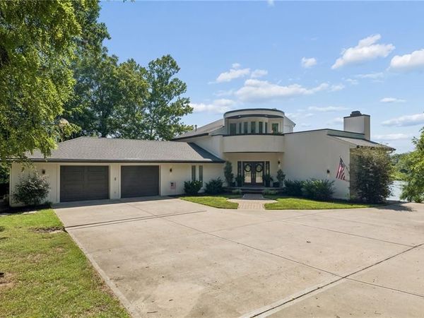 15404 Lake Point Drive, Bonner Springs, KS 66012