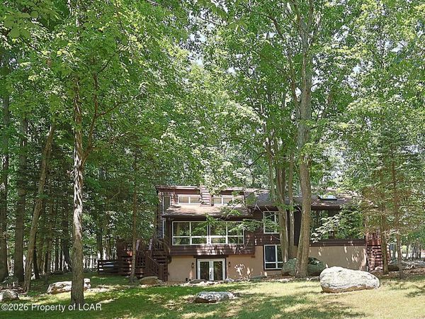 373 W Lake Valley Drive, Hazleton, PA 18202