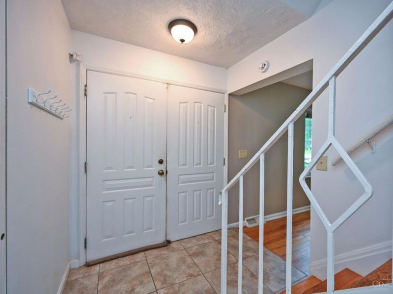 6586 S Oak Knoll Drive, Cincinnati, OH 45224 Photo 7