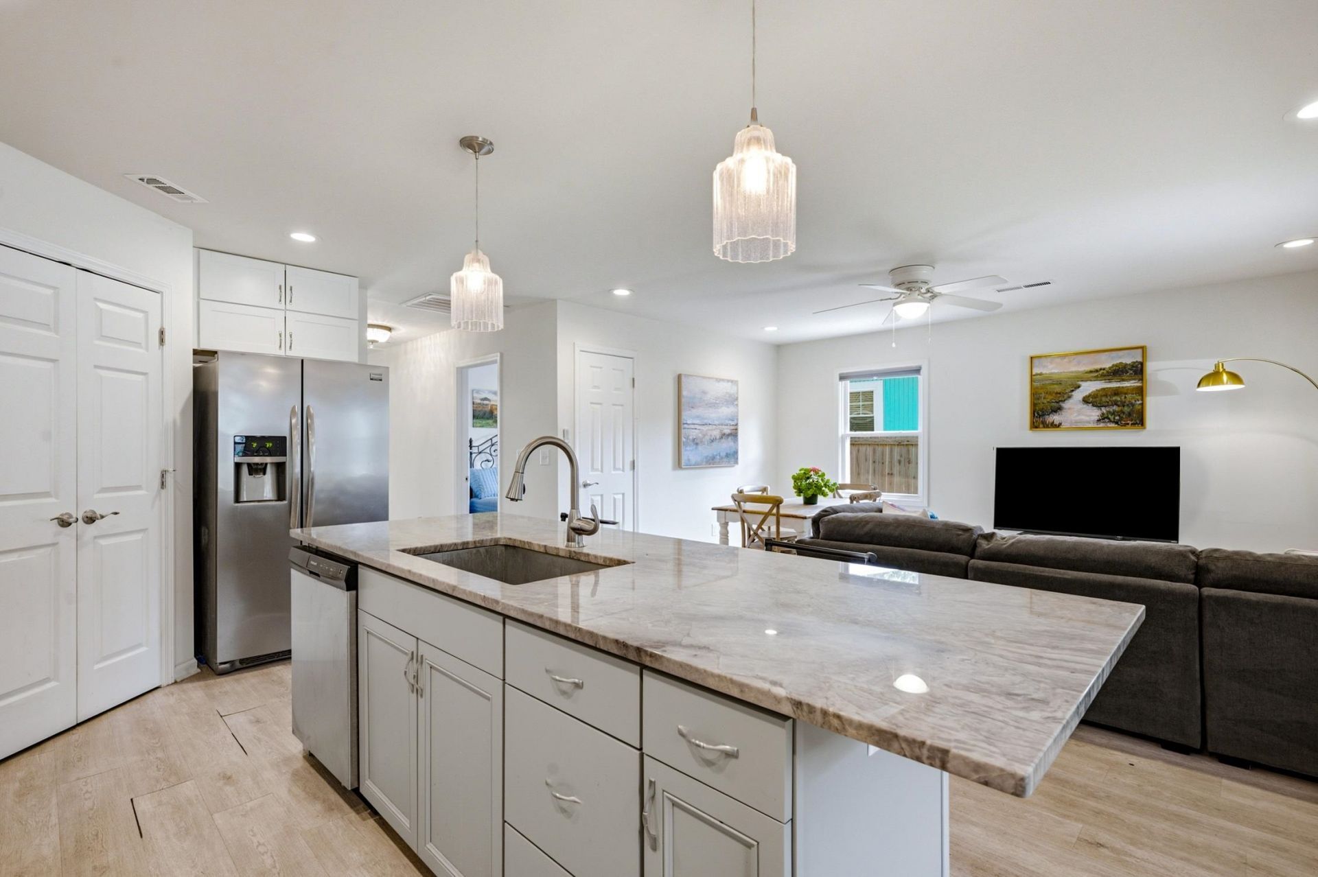 1022 S Hollywood Dr. Photo 14