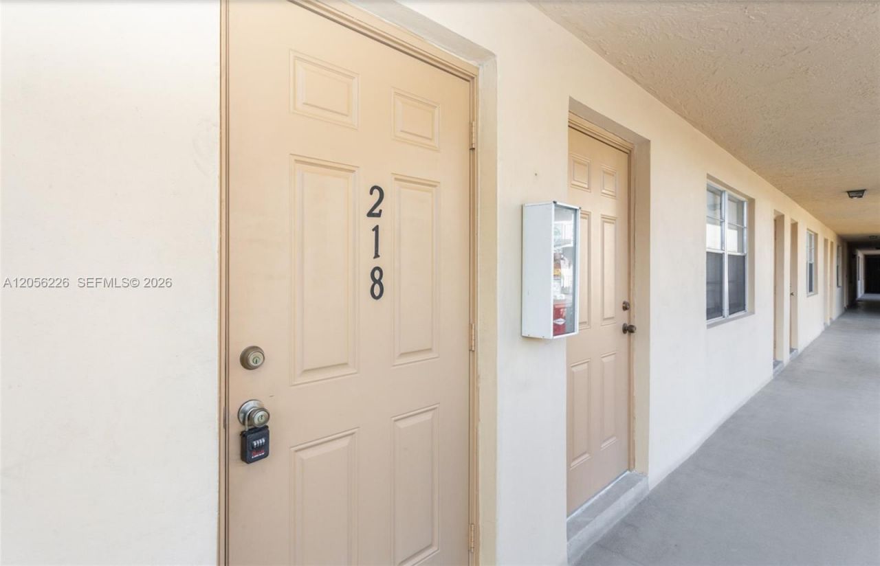 2145 Pierce St , Unit 218, Hollywood, FL 33020 Photo