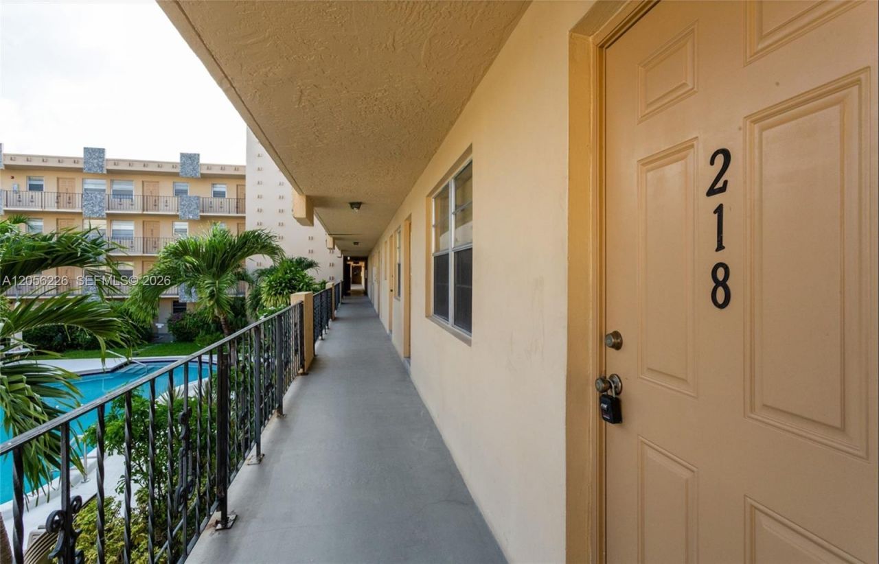 2145 Pierce St , Unit 218, Hollywood, FL 33020 Photo