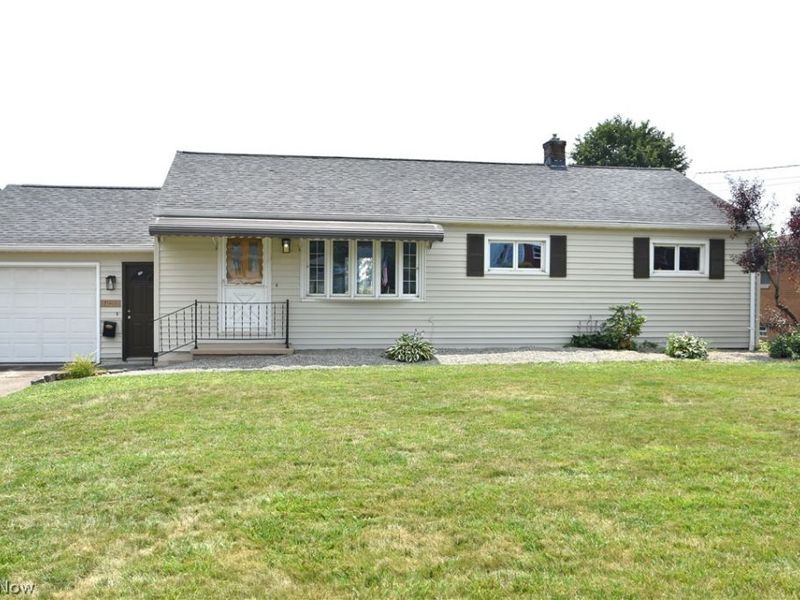 421 Parkview Drive, Girard, OH 44420 Photo 1
