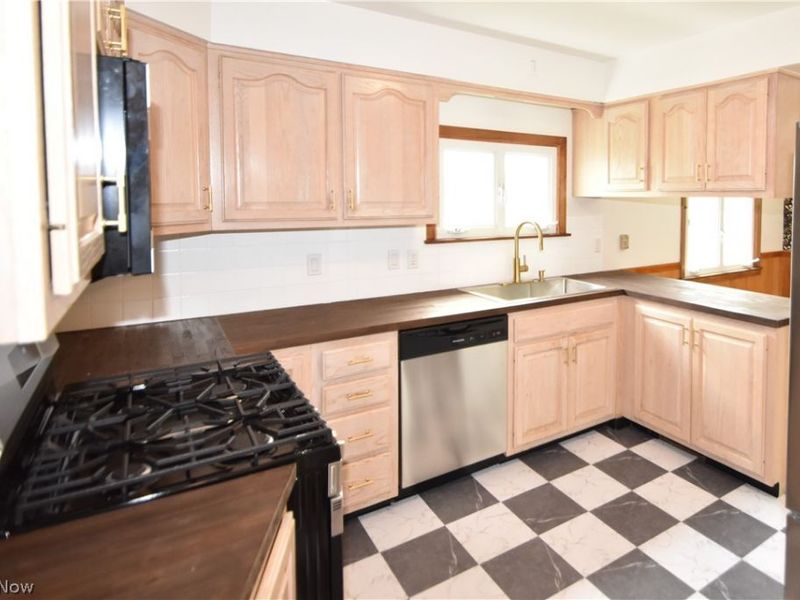 421 Parkview Drive, Girard, OH 44420 Photo 10