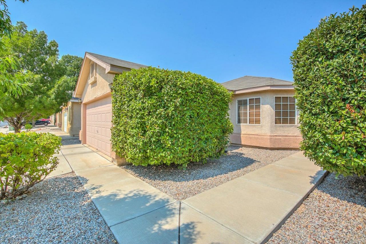 8401 Vista Chamisa Lane Sw, Albuquerque, NM 87121 Main Photo