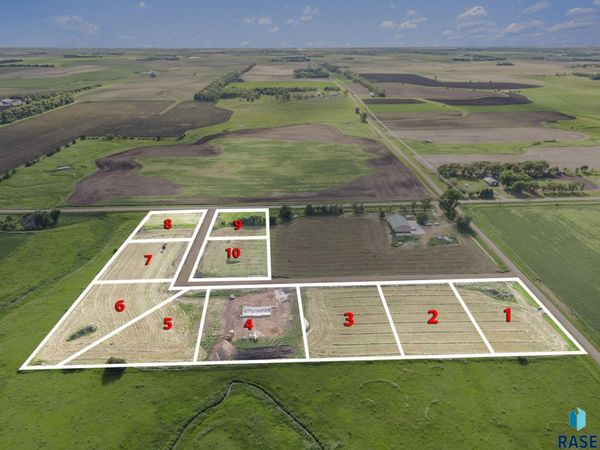 2008 Harvest Creek Ln, Madison, SD 57042