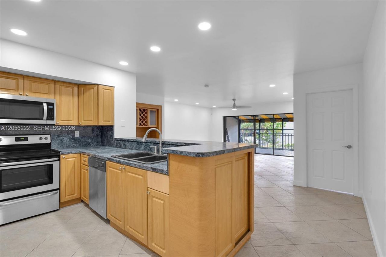6433 Windmill Gate Rd , Unit 6433, Miami Lakes, FL 33014 Photo