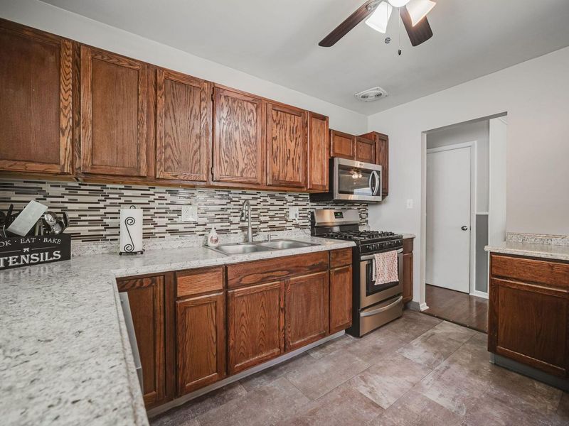 880 Mark Place , Columbus, OH 43204 Photo 7