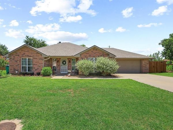 213 Bryant Street , Pottsboro, TX 75076