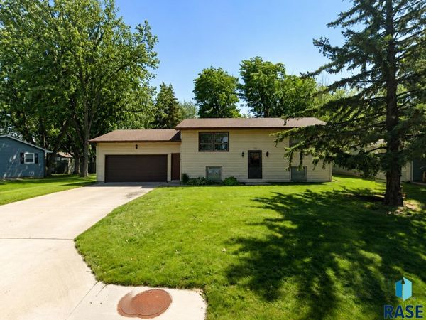 1900 E Sylvan Cir Cir, Brandon, SD 57005