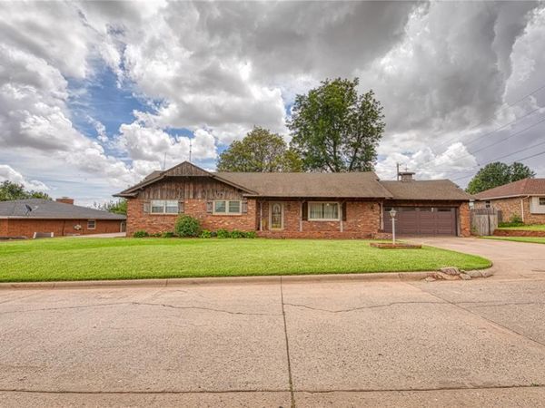 1500 Redstone Drive, Clinton, OK 73601