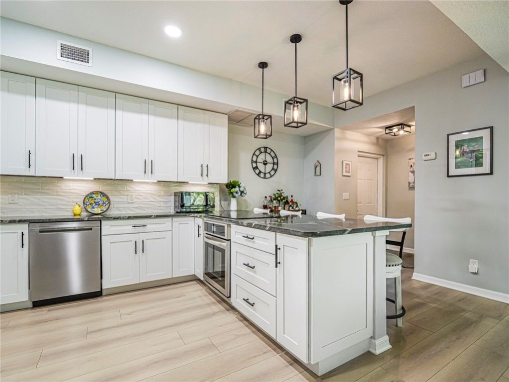 524 7th Square, Unit 102, Vero Beach, FL 32962 Photo