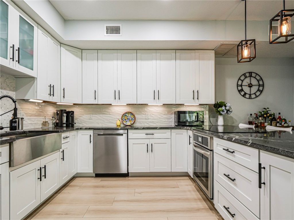 524 7th Square, Unit 102, Vero Beach, FL 32962 Photo