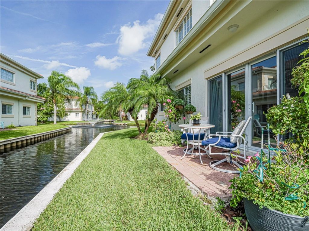 524 7th Square, Unit 102, Vero Beach, FL 32962 Photo