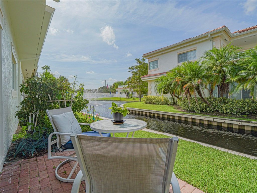 524 7th Square, Unit 102, Vero Beach, FL 32962 Photo
