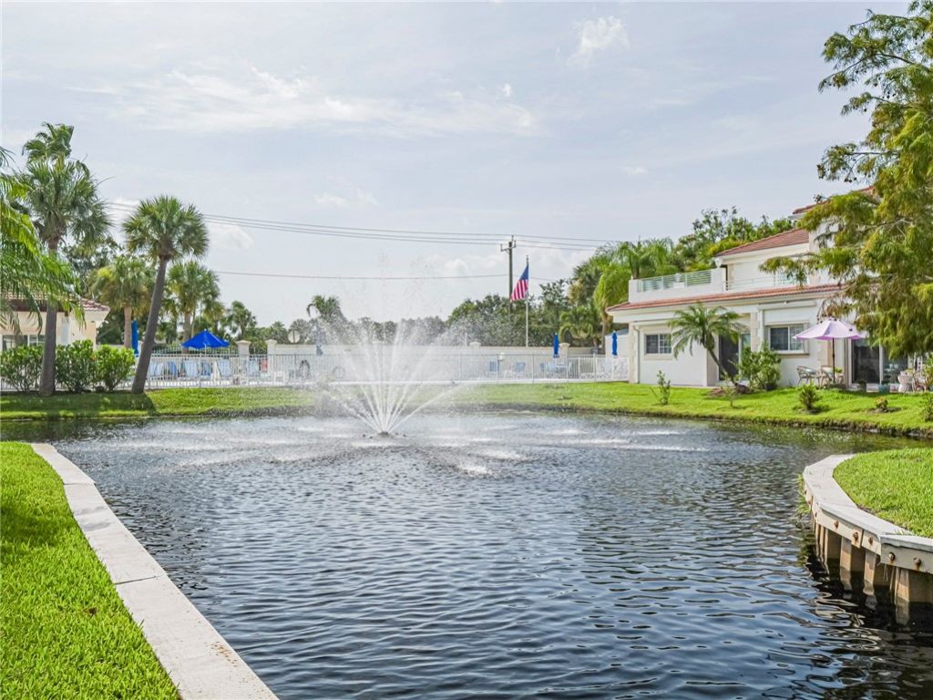 524 7th Square, Unit 102, Vero Beach, FL 32962 Photo