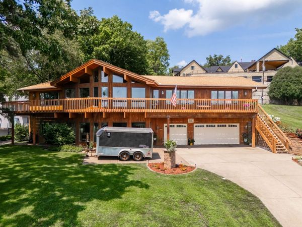 3113 W Canal Shore Drive , Le Claire, IA 52753
