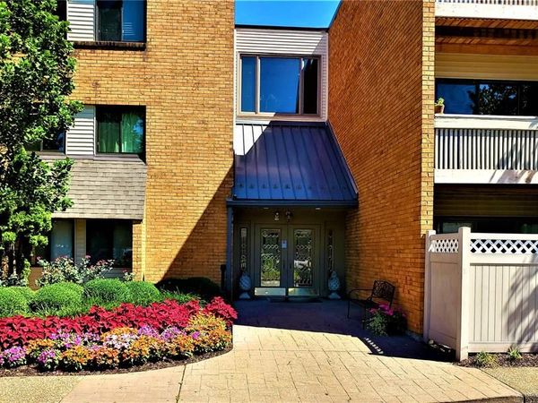 950 E. Rue De La Banque , Creve Coeur, MO 63141
