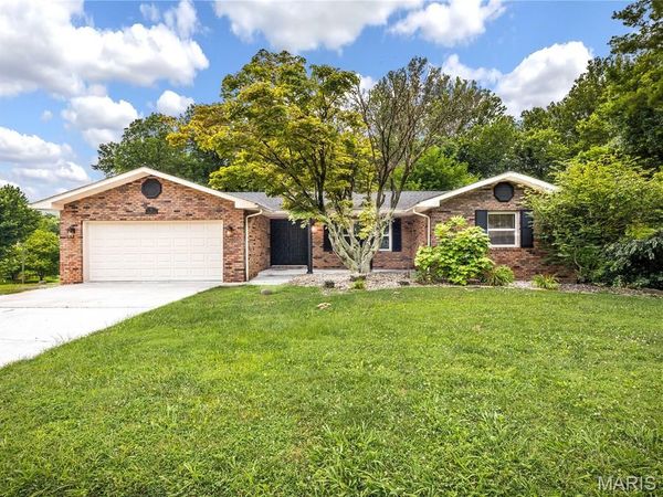 90 Glendale Drive , Glen Carbon, IL 62034