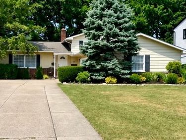 26888 Sweetbriar Drive, North Olmsted, OH 44070