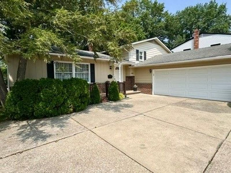 26888 Sweetbriar Drive, North Olmsted, OH 44070 Photo 2