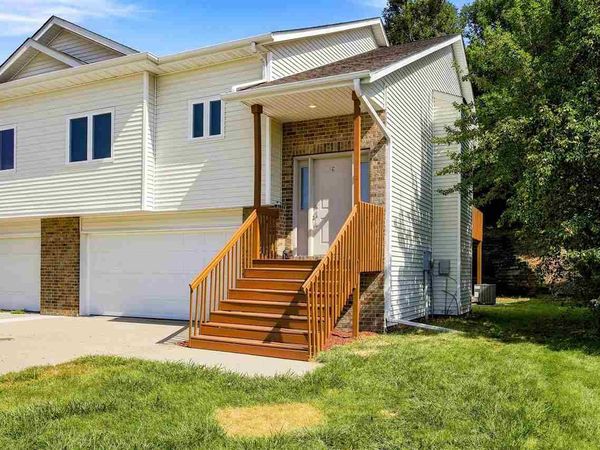 2042 Northland Cir, Coralville, IA 52241