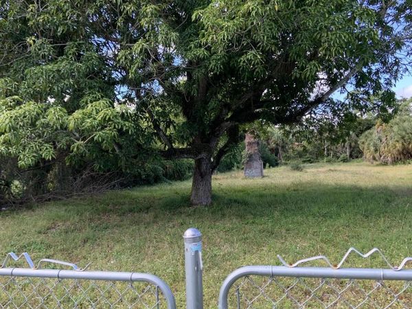 1099 N HAVERHILL Road, Haverhill, FL 33417