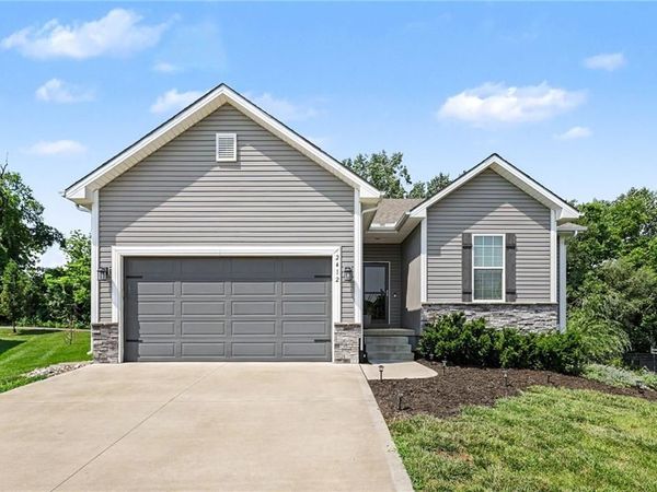 2412 NW Peekaboo Court, Blue Springs, MO 64015