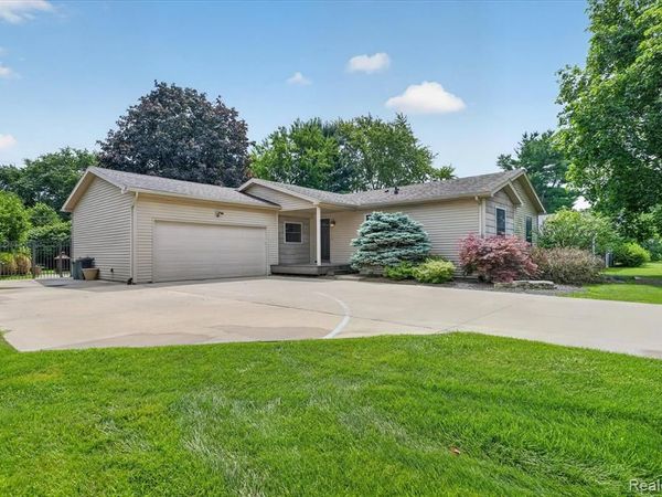 6409 Hollyhock Trail, Green Oak Twp, MI 48116