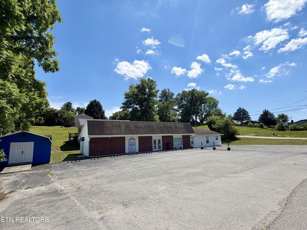 1165 Towe String Rd, Jacksboro, TN 37757