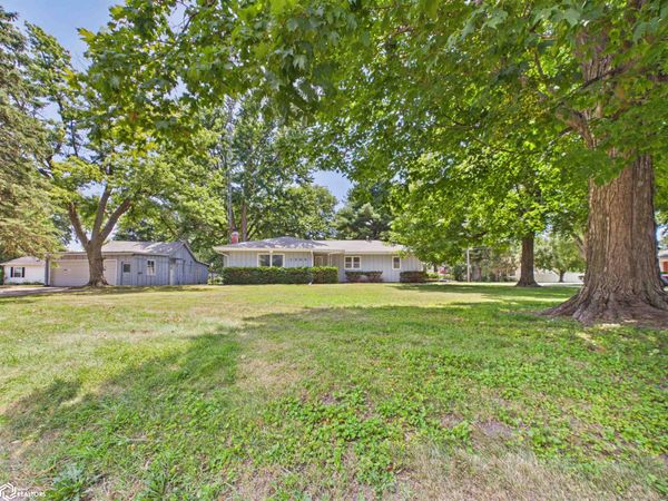 1304 7Th Avenue E, Oskaloosa, IA 52577