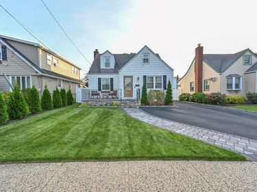 8 Garden Avenue , Carle Place, NY 11514