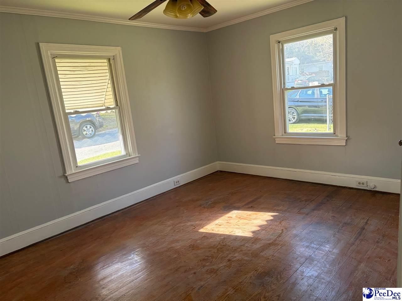 426 Manor Photo 11