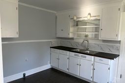 426 Manor photo 4
