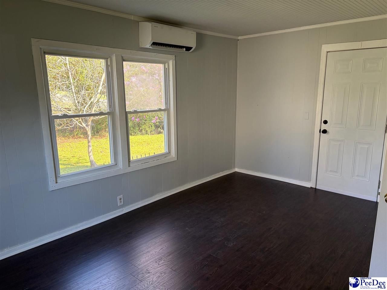 426 Manor Photo 8