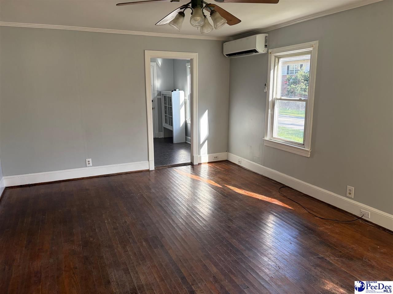 426 Manor Photo 9