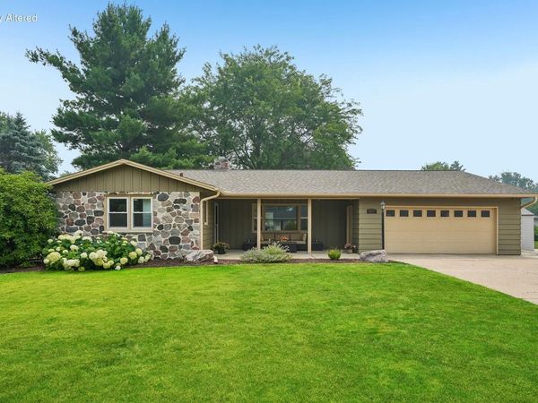 677 Tulip COURT, Oconomowoc, WI 53066