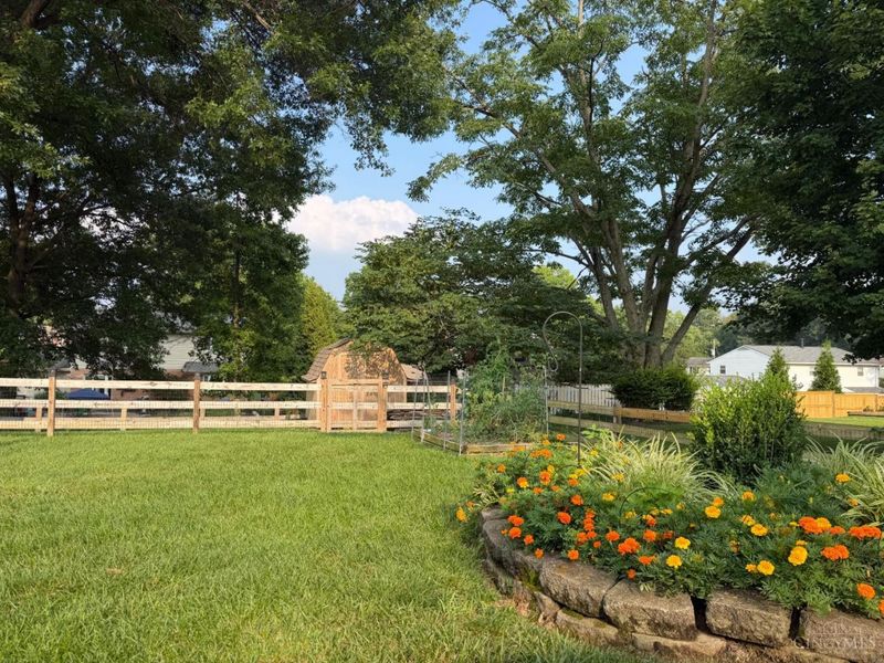 6080 Peachview Dr, Green Township, OH 45247 Photo 3