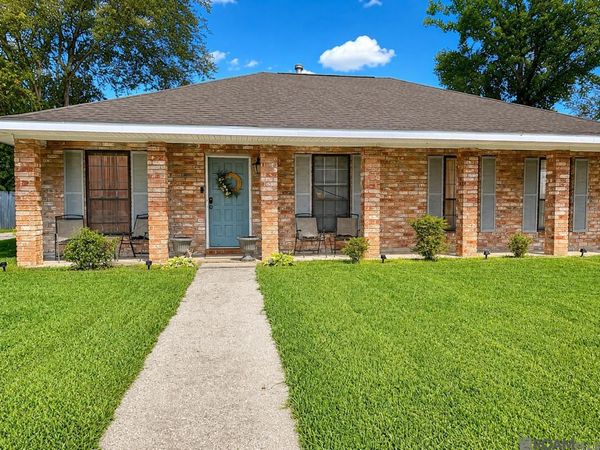 1711 S Park Ave, Gonzales, LA 70737