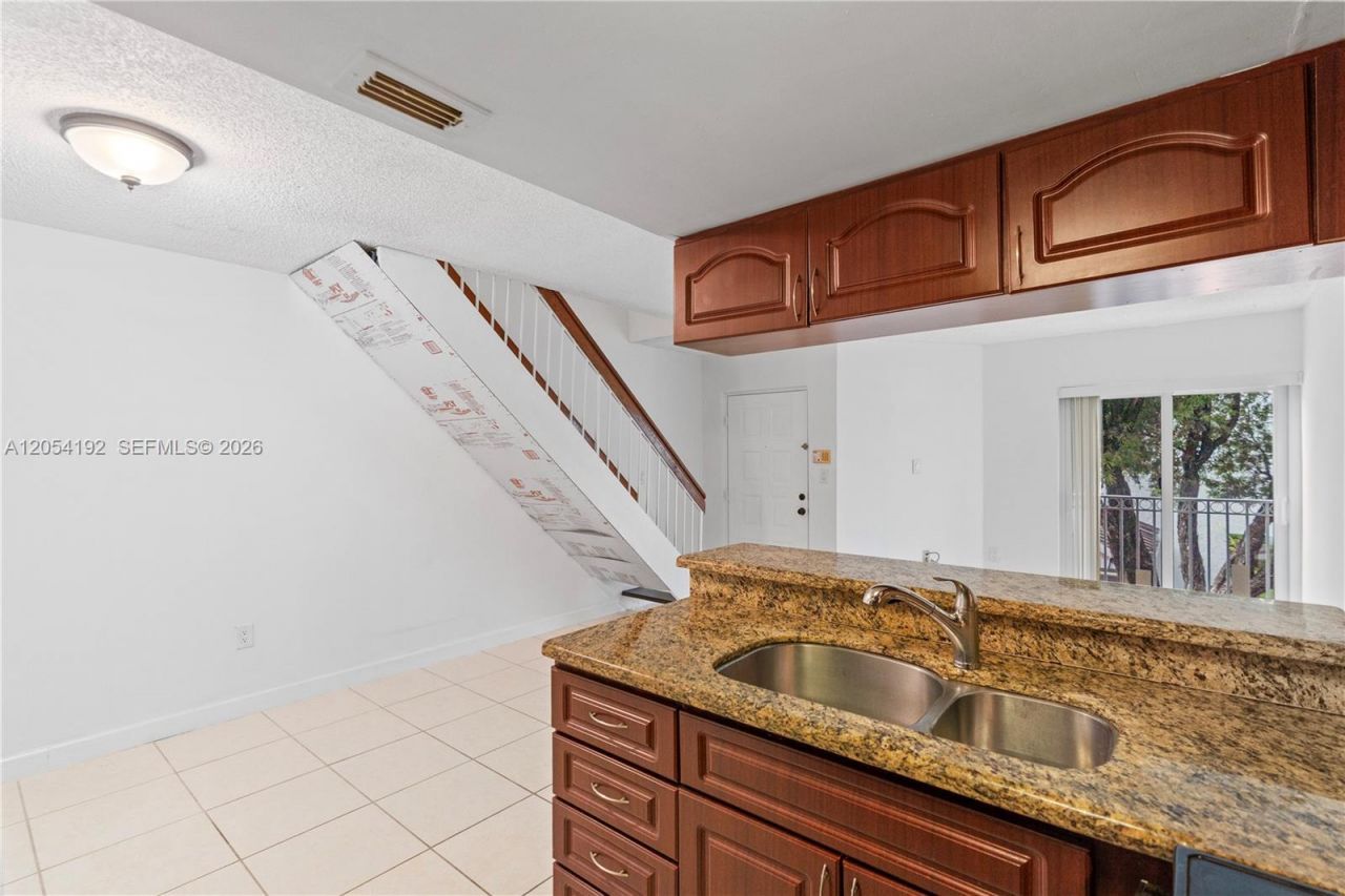 8585 NW 6th Ln , Unit 9-208, Miami, FL 33126 Photo