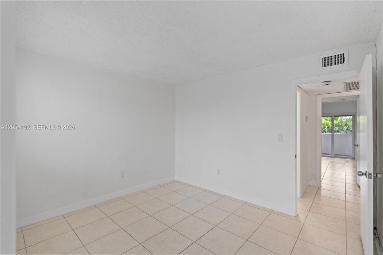 8585 NW 6th Ln , Unit 9-208, Miami, FL 33126 Photo